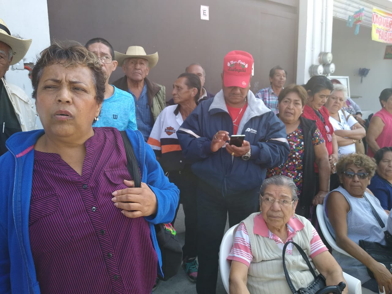 JUBILADOS EN CUAUTLA SIGUEN PIDIENDO SU AGUINALDO