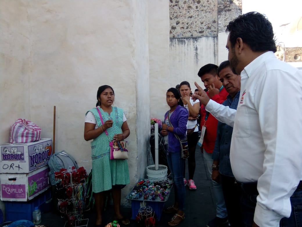 INSPECCIONAN A COMERCIANTES DE CALLE HIDALGO