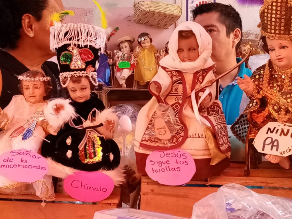 VESTIR AL NIÑO DIOS, UNA TRADICIÓN QUE SE RESISTE A PERDERSE CON EL TIEMPO - Arturo Ortiz VESTIR AL NIÑO DIOS, UNA TRADICIÓN QUE SE RESISTE A PERDERSE CON EL TIEMPO - Arturo Ortiz