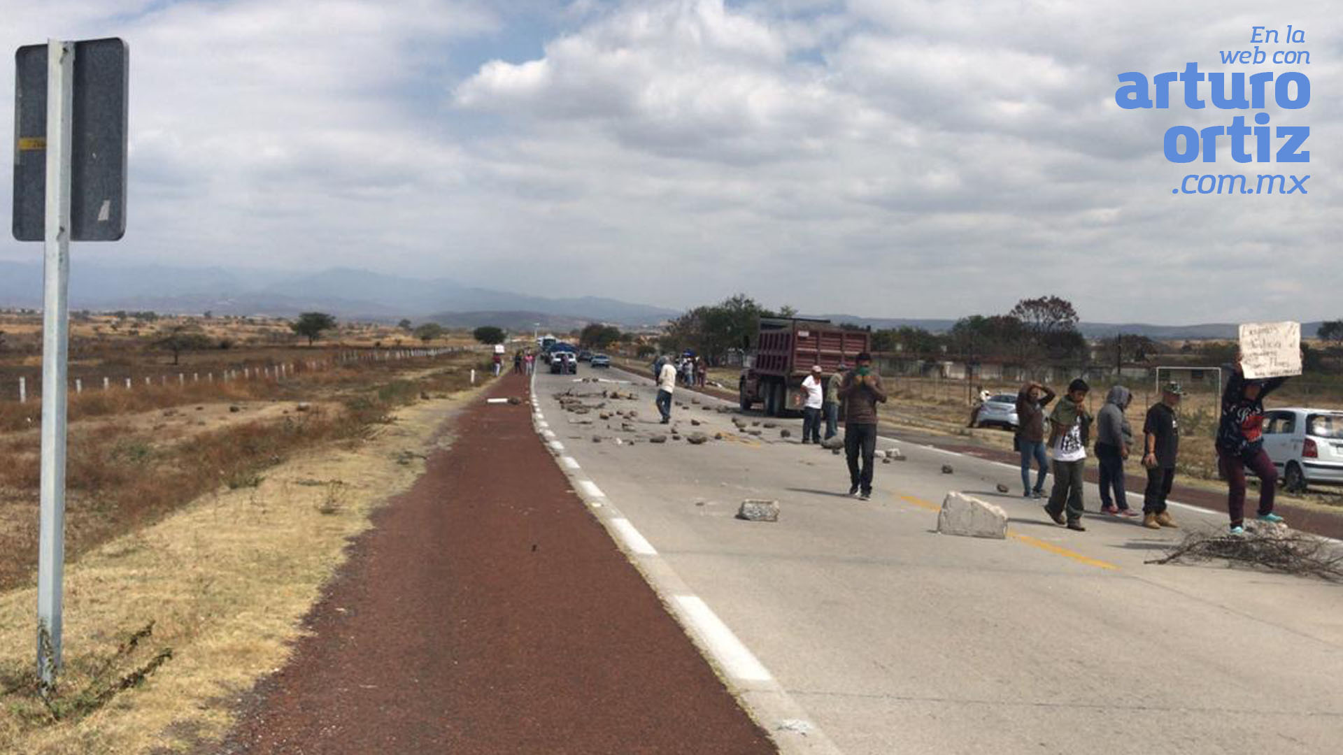 BLOQUEAN AUTOPISTA SIGLO XXI