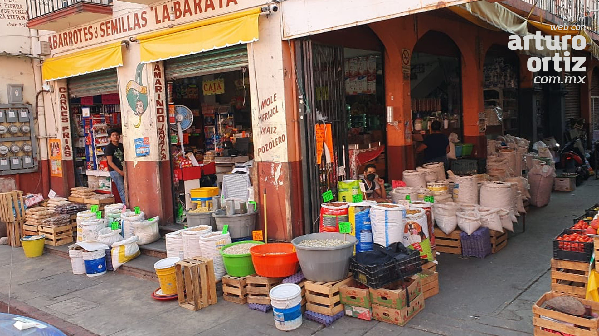 EN CUAUTLA DECOMISAN MERCANCÍA A COMERCIANTES QUE NO ACATAN DISPOSICIONES