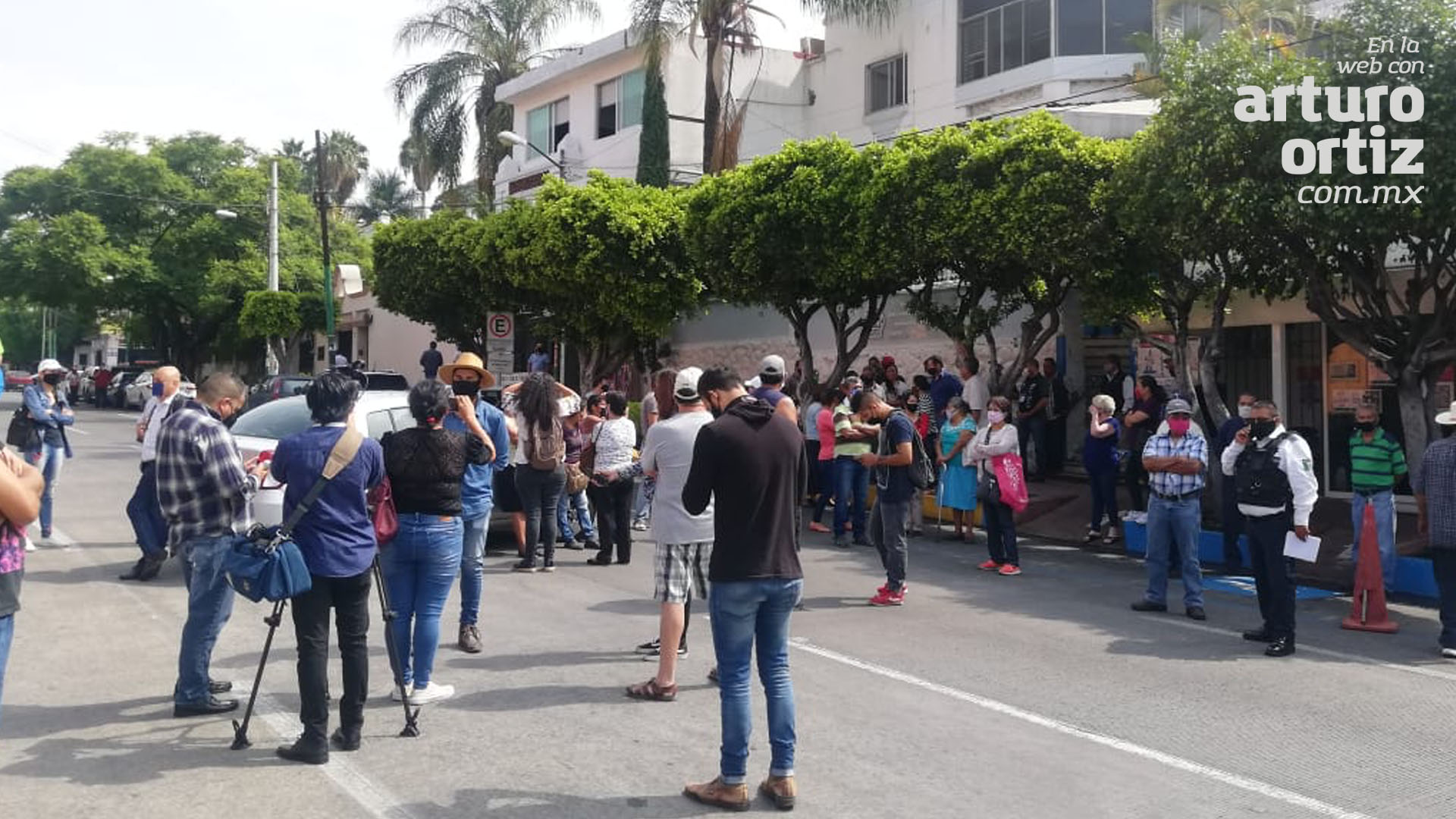 VECINOS PROTESTAN  EN EXIGENCIA DE AGUA