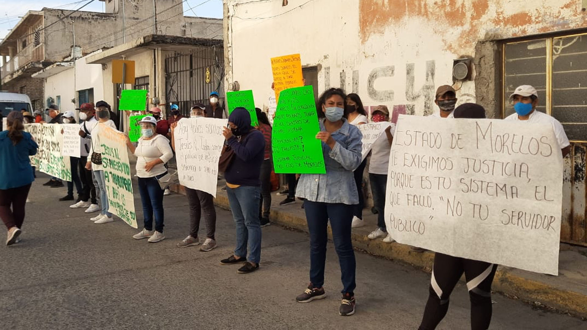 FAMILIA DE POLICÍA SE MANIFIESTA A SU FAVOR