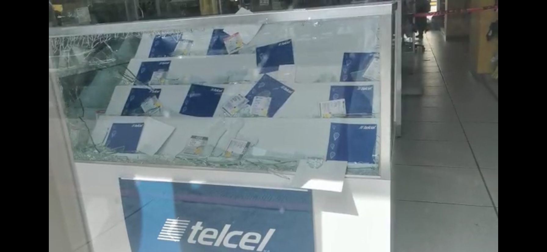 ROBAN MÁS DE CIEN CELULARES EN COPPEL DE ZACATEPEC