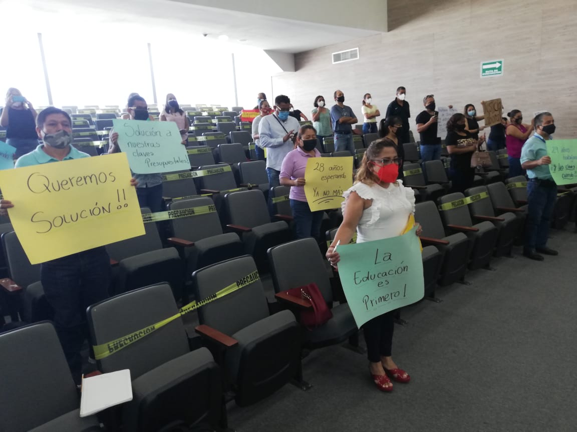 MAESTROS DE INGLÉS SE MANIFESTARON EN CONGRESO