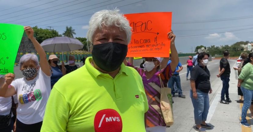 BLOQUEAN PASO EXPRÉS POR FALTA DE AGUA EN CUERNAVACA