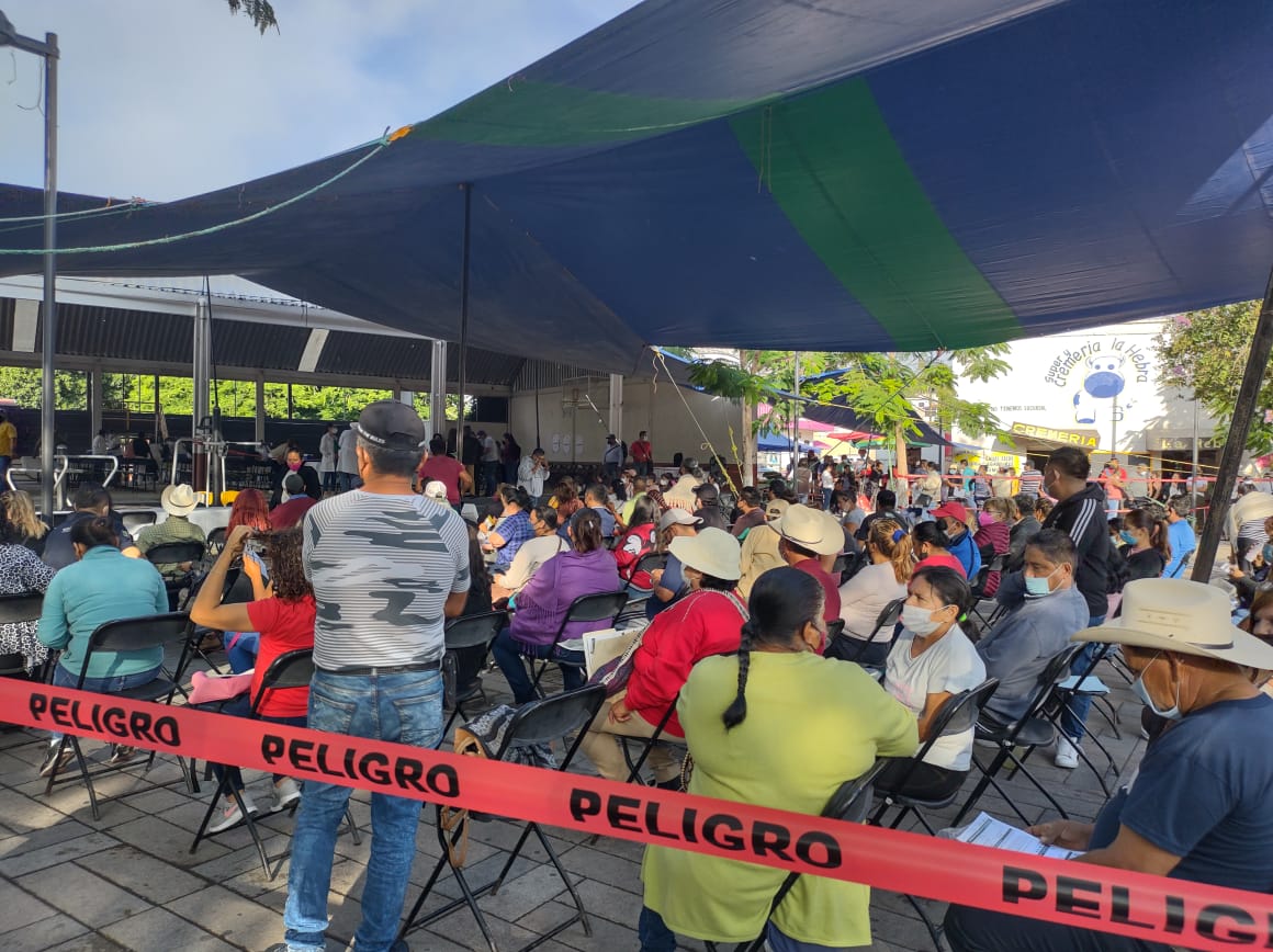 EN ZONA ORIENTE “CINCUENTAÑEROS” RECIBEN SEGUNDA DOSIS DE LA VACUNA, MIENTRAS QUE “TREINTAÑEROS” LA PRIMERA.