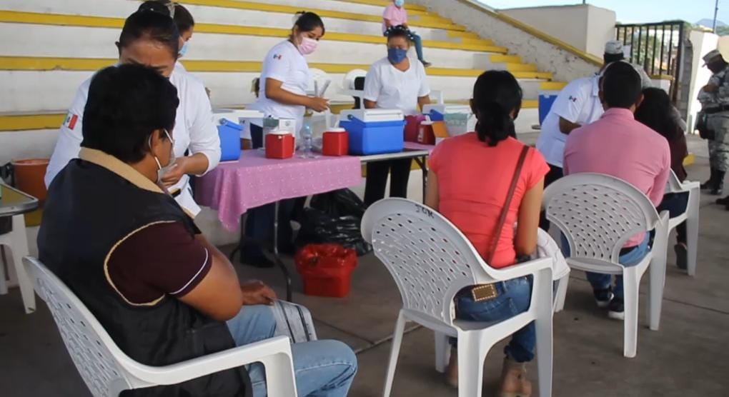 EN YAUTEPEC VACUNAN A REZAGADOS