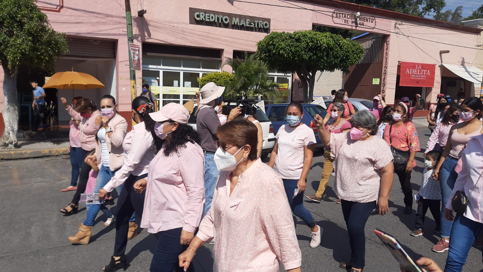 REALIZA CAMINATA EN EL MARCO DEL MES ROSA