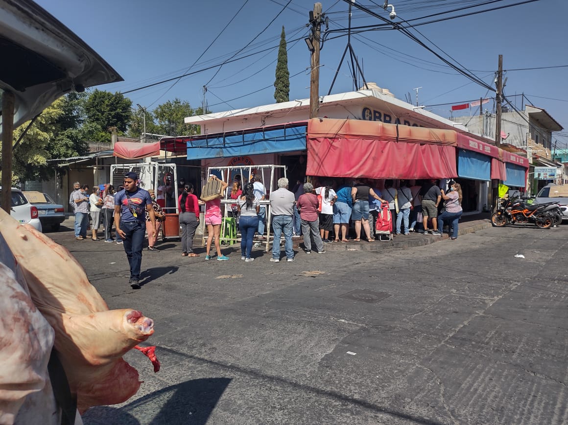 REGISTRAN GRAN AFLUENCIA MERCADOS DE CUAUTLA, ADEMÁS DE UNA GRAN CARGA VEHICULAR