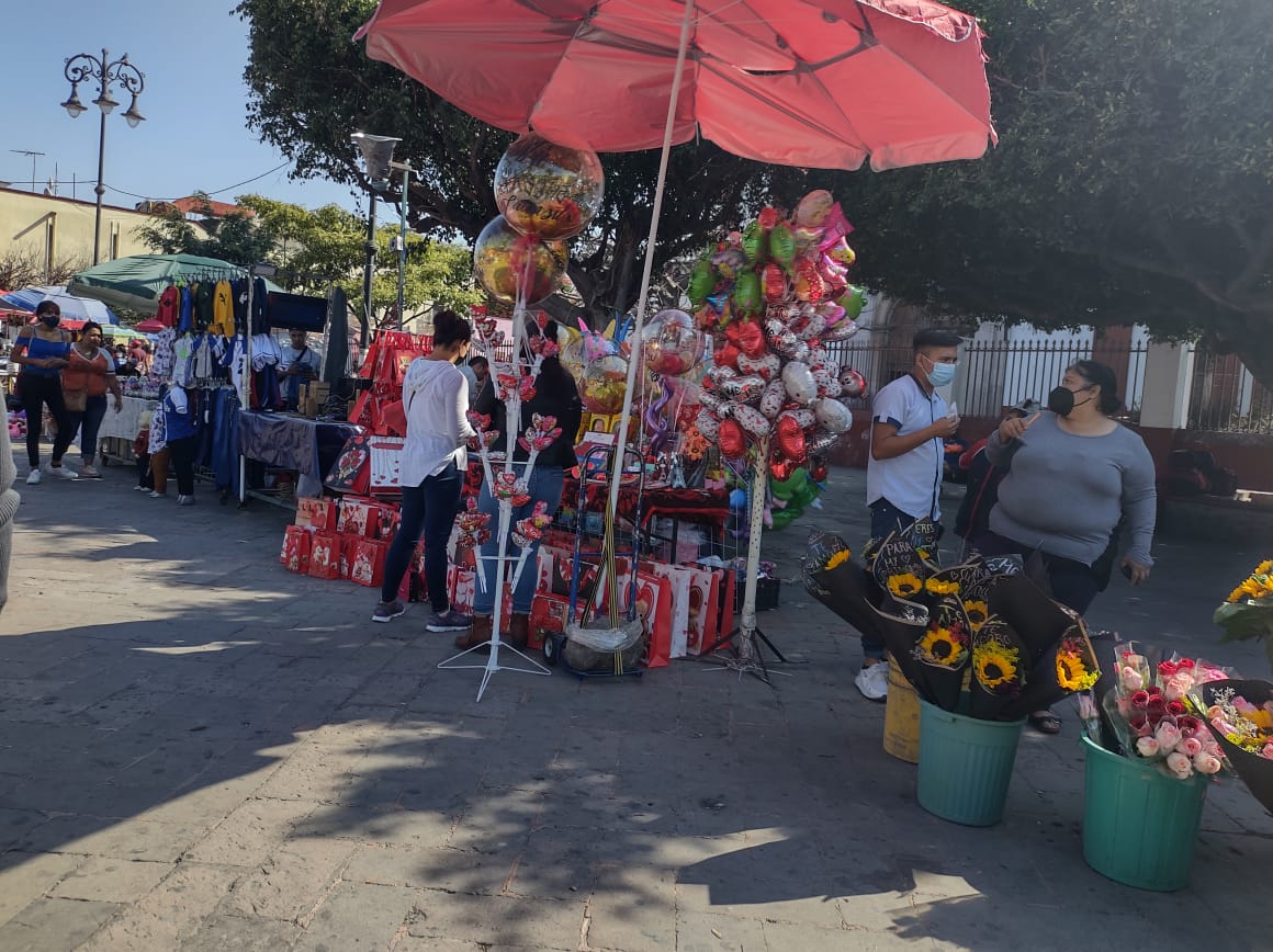 COMERCIANTES OFERTAN PRODUCTOS PARA EL DÍA DEL AMOR Y DE LA AMISTAD EN CUAUTLA