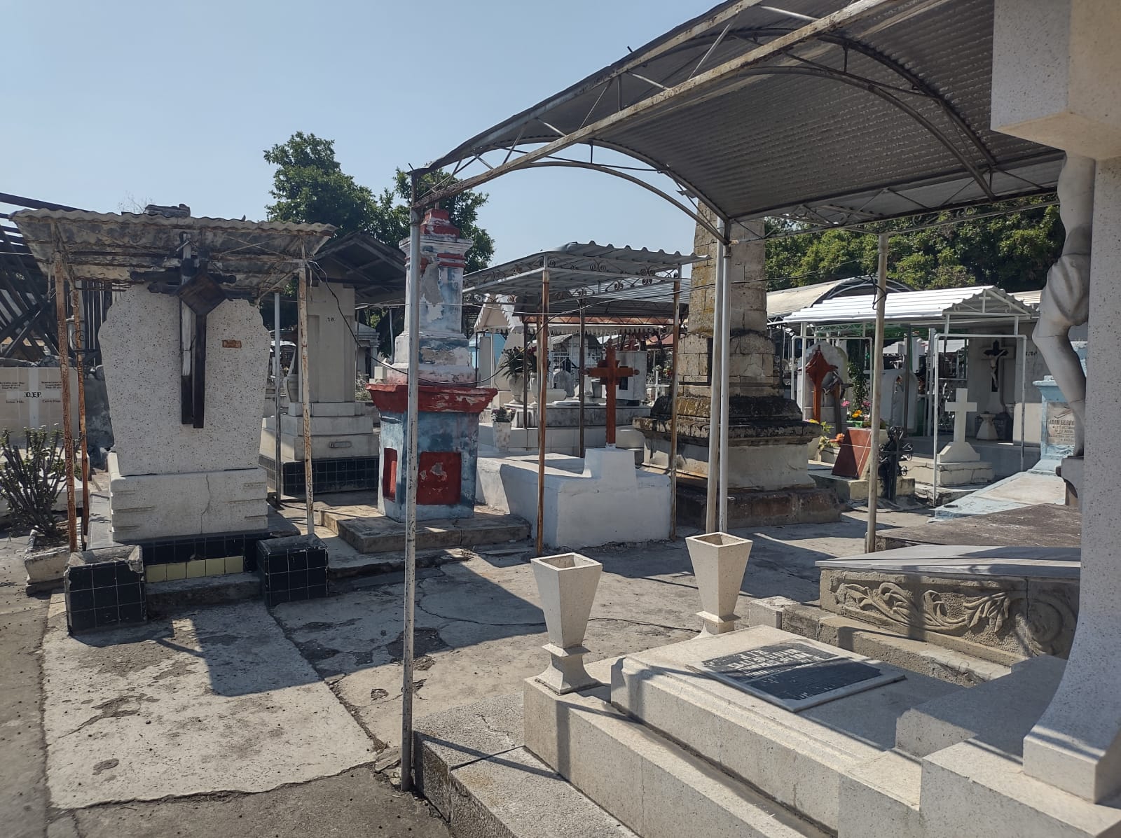 LIMPIAN PANTEONES EN CUAUTLA PARA RECIBIR A VISITANTES EN EL DÍA DE LAS MADRES