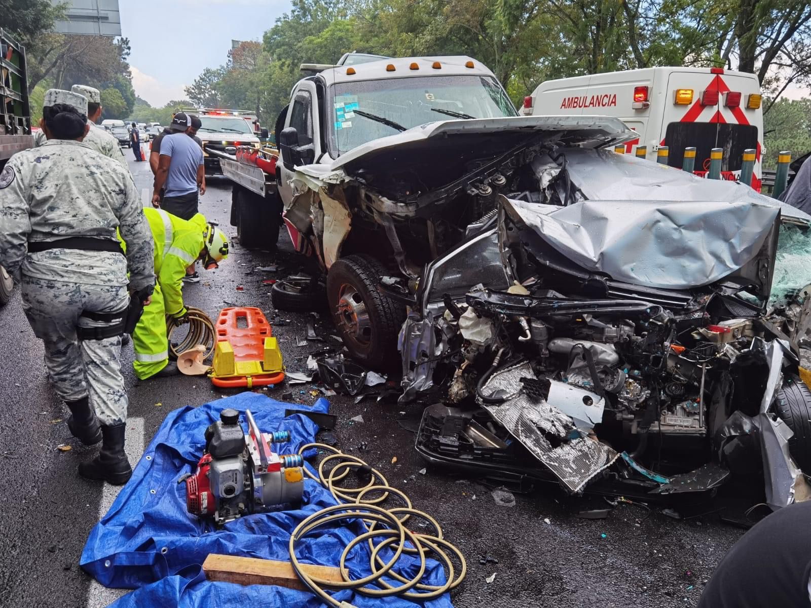 DOS HOMBRES QUEDARON PRENSADOS EN LA AUTOPISTA