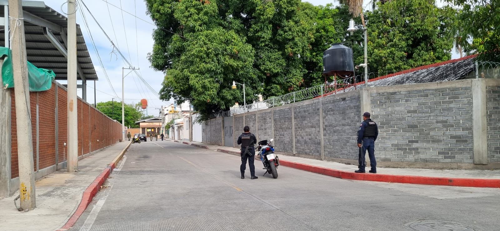 ATACAN A BALAZOS A POLICÍA DE ZACATEPEC