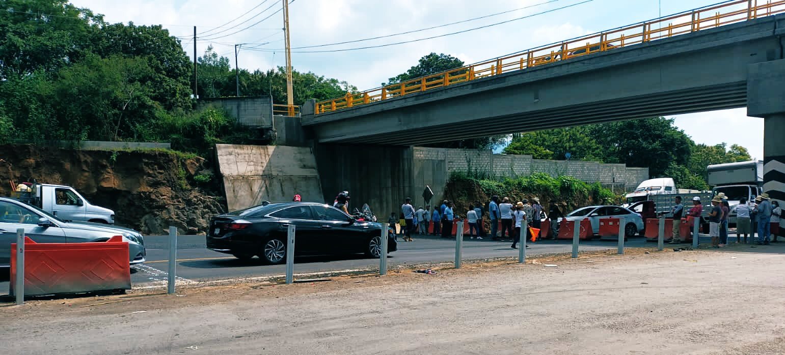 MANTIENEN BLOQUEO EN LA PERA-CUAUTLA A LA ALTURA DE TEPOZTLÁN