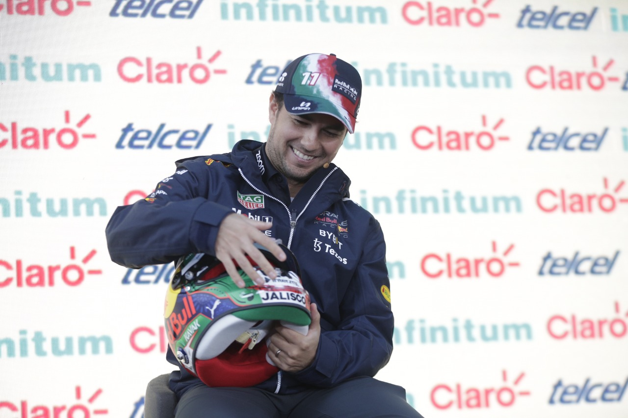 CHECO PÉREZ REVELA SU CASCO ESPECIAL PARA EL GP DE MÉXICO