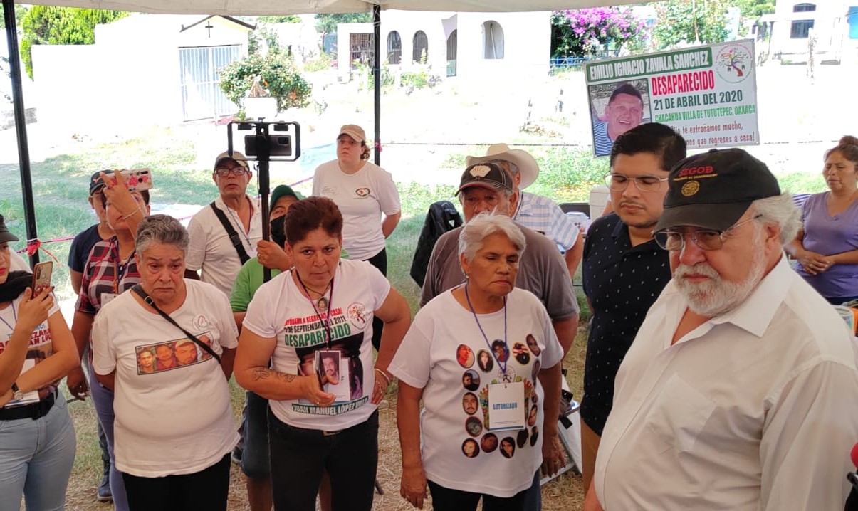 LLEGA ALEJANDRO ENCINAS A FOSAS DE JOJUTLA TRAS PROTESTA DE FAMILIARES