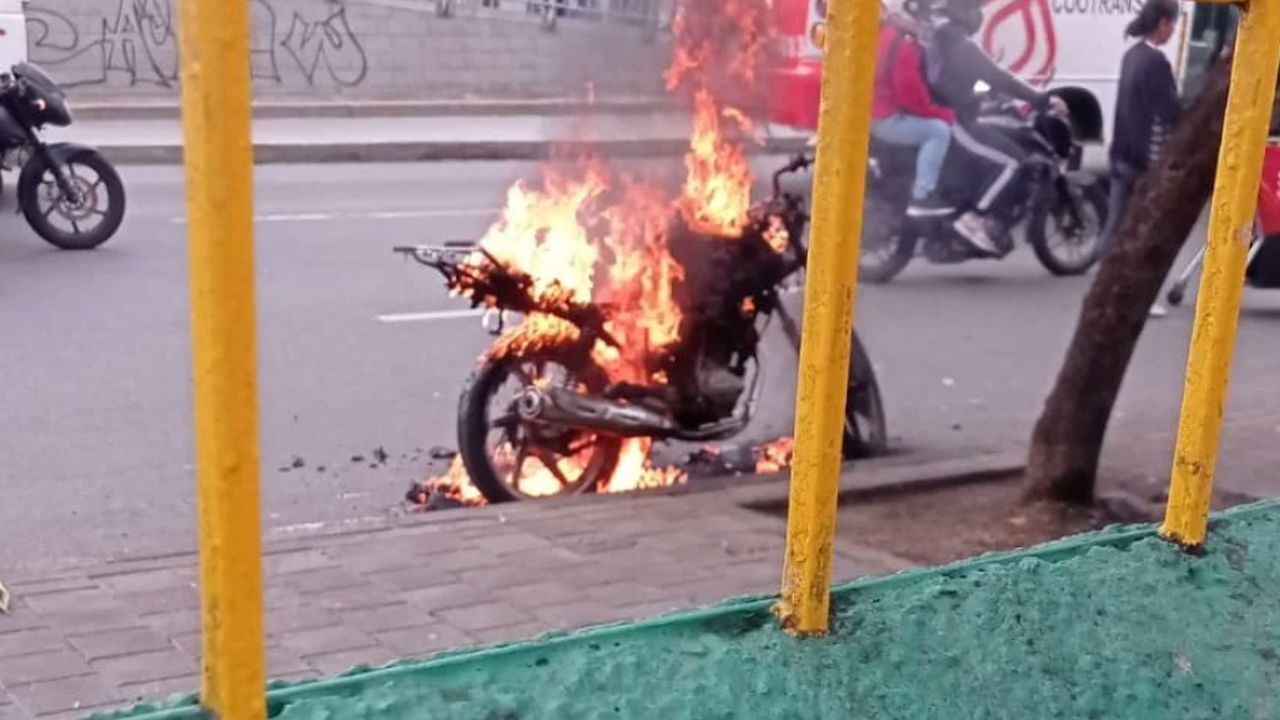 LE PRENDE FUEGO A SU MOTO PARA EVITAR INFRACCIÓN