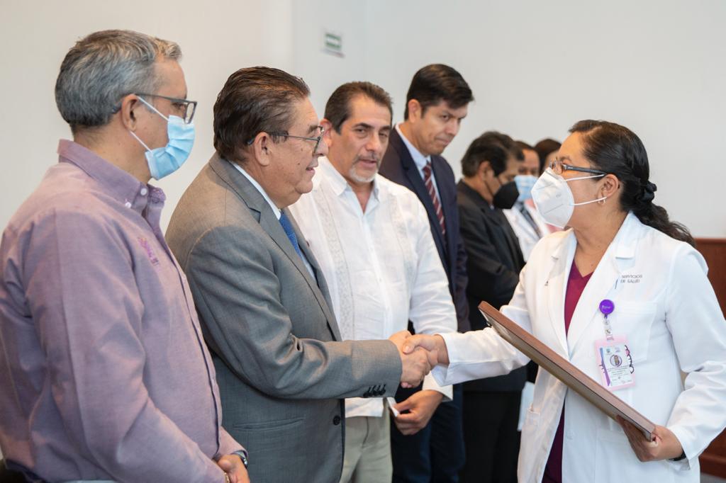 VÍCTOR MERCADO ENTREGA DE RECONOCIMIENTOS DEL SENADO A PERSONAL DE SALUD