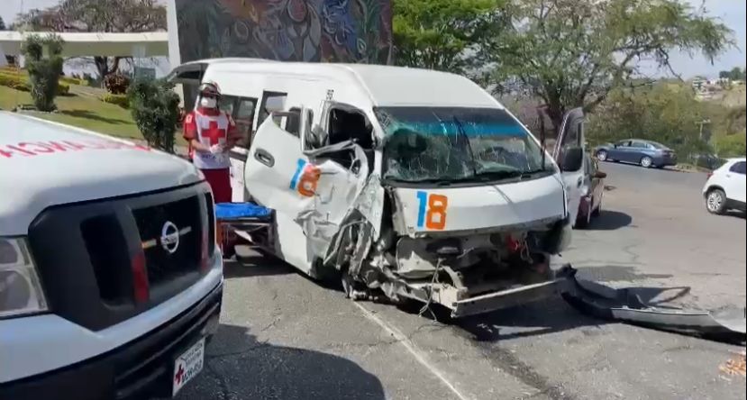 RUTA SE QUEDA SIN FRENOS Y DEJA A 5 PERSONAS LESIONADAS