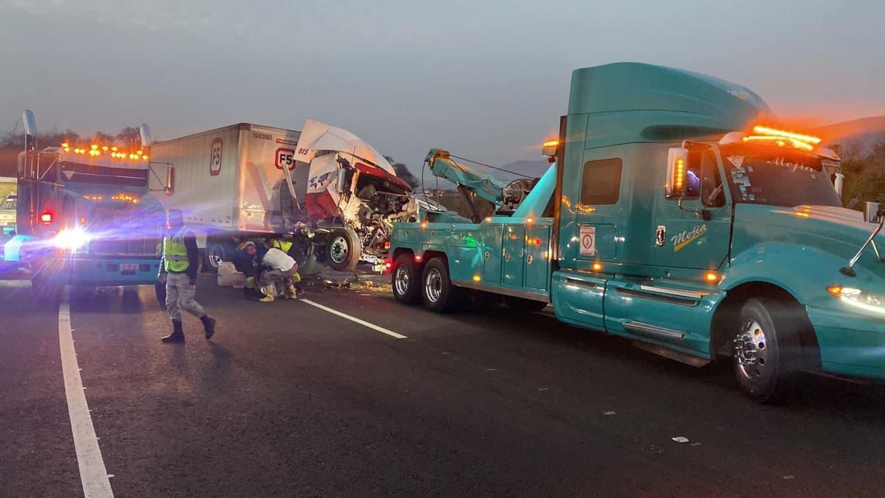 CHOCA TRAILER EN LA PERA-CUAUTLA; REPORTAN HERIDOS