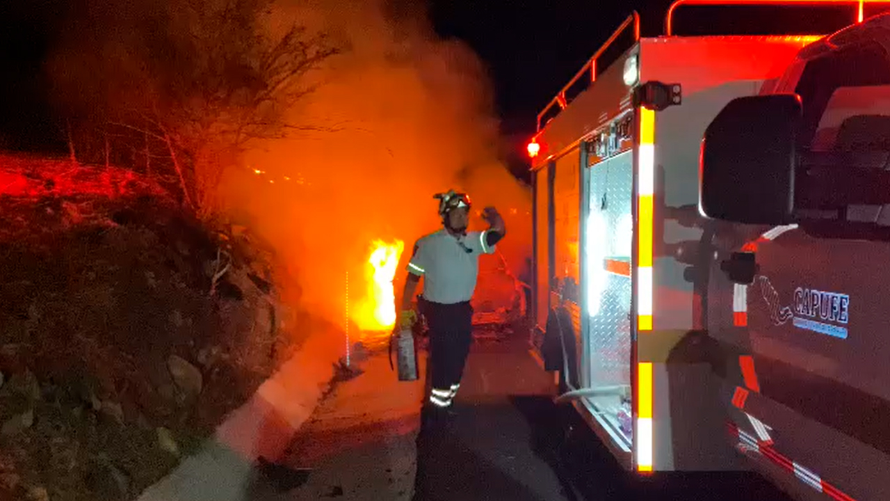 VIDEO: SE INCENDIA CARRO EN LA AUTOPISTA LA PERA-CUAUTLA