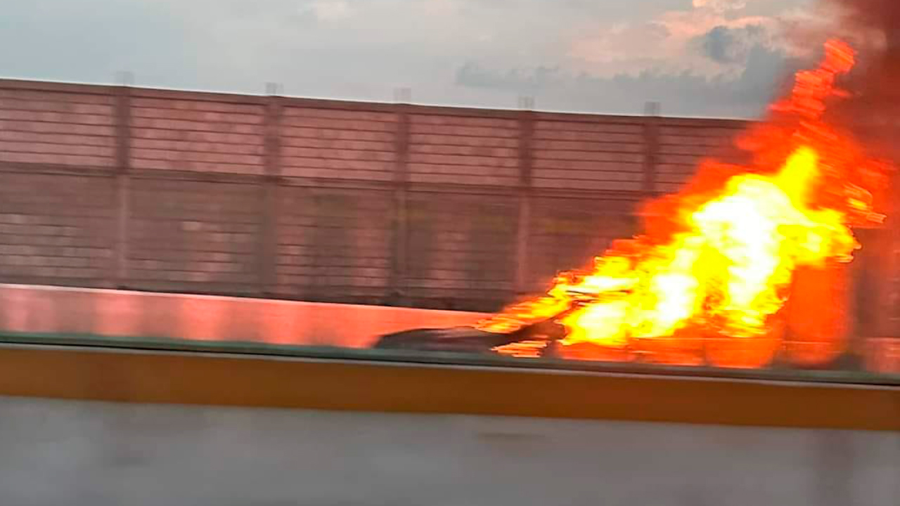 VIDEO: SE INCENDIA CARRO SOBRE EL PASO EXPRÉS