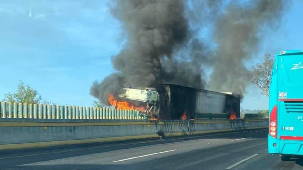 VIDEO: SE INCENDIA TRAILER EN LA MÉXICO-CUERNAVACA