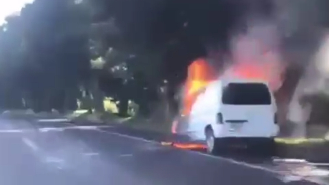 SE INCENDIA CAMIONETA EN LA AUTOPISTA CUERNAVACA-MÉXICO