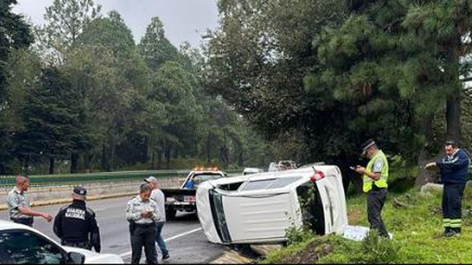 SE REGISTRA FUERTE VOLCADURA EN LA MÉXICO-CUERNAVACA