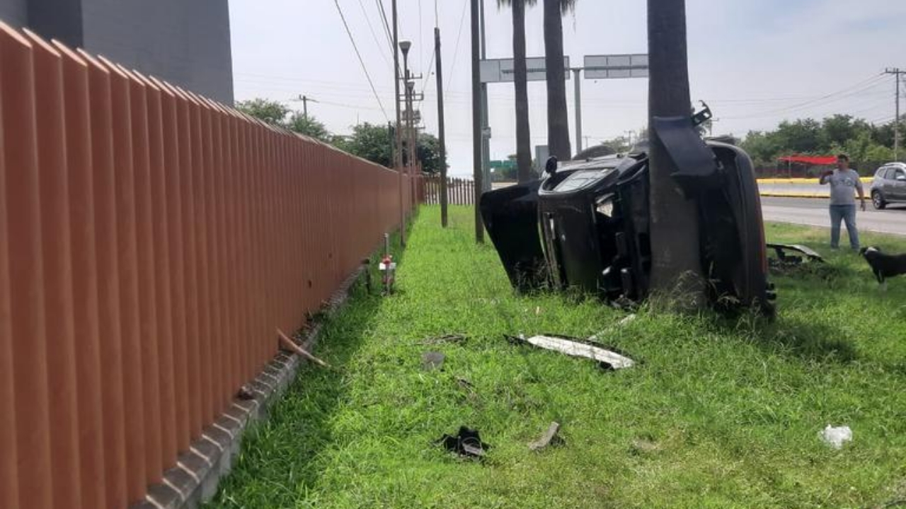 VUELCA SU VEHÍCULO POR MANEJAR A EXCESO DE VELOCIDAD