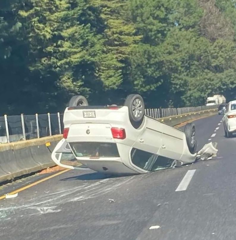 SE REGISTRA FUERTE VOLCADURA EN LA AUTOPISTA CUERNAVACA-MÉXICO