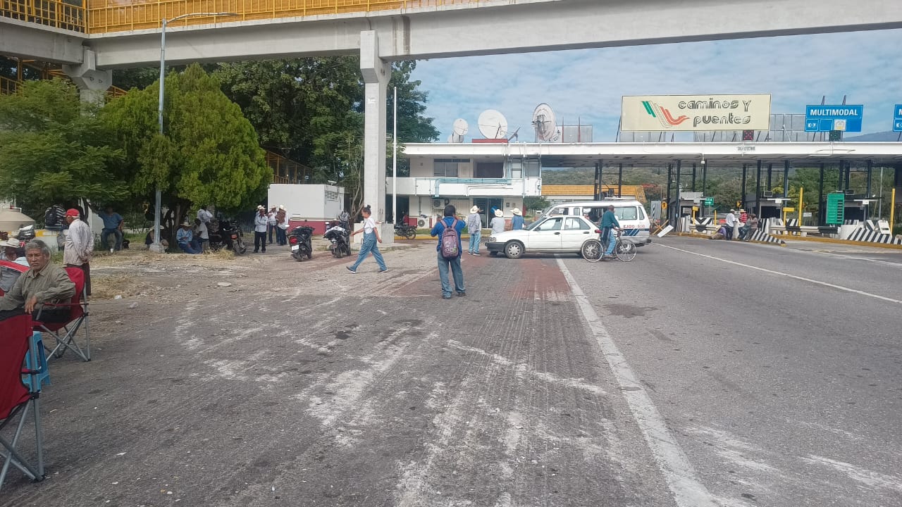 CONTINÚA BLOQUEO EN LA AUTOPISTA LA PERA- CUAUTLA