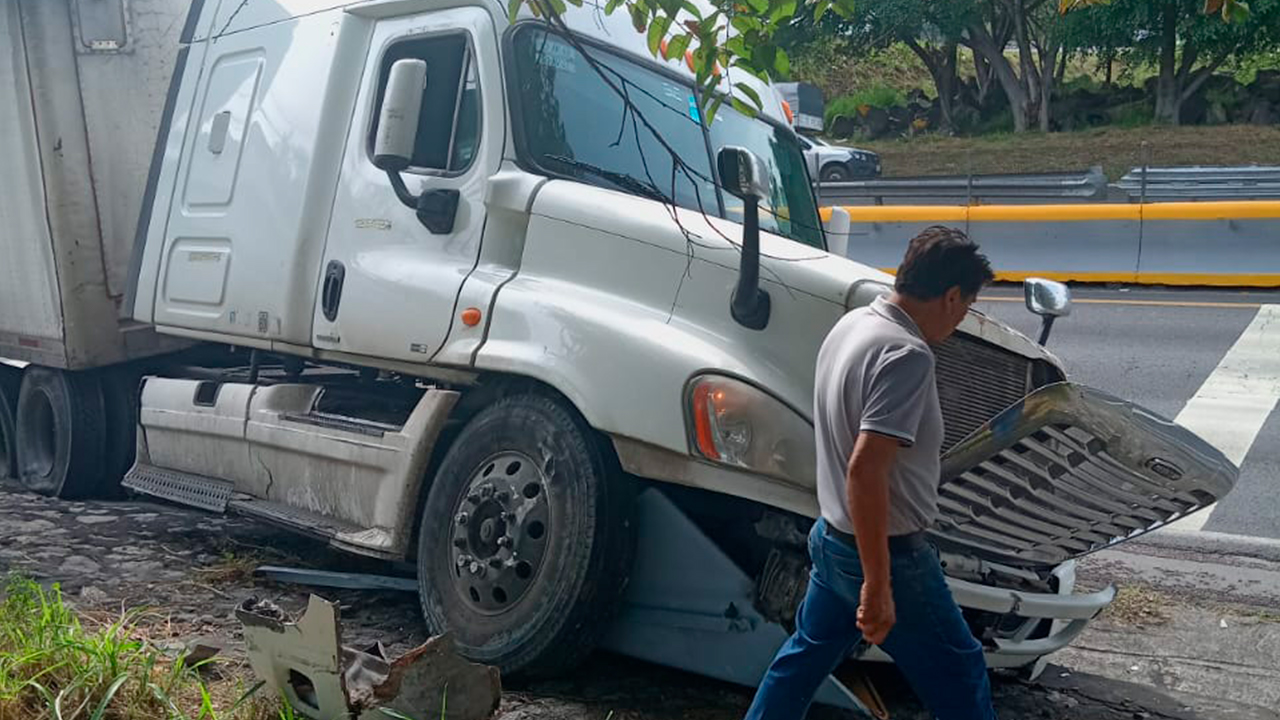 CHOCA TRÁILER EN LA AUTOPISTA ACAPULCO-CUERNAVACA