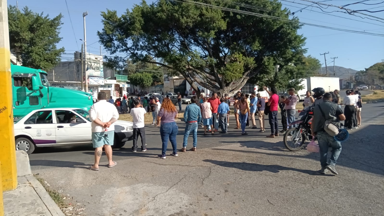 HOMBRE INCENDIÓ UNA CASA EN CUAUCHILES, JIUTEPEC; HABITANTES DE MANIFIESTAN