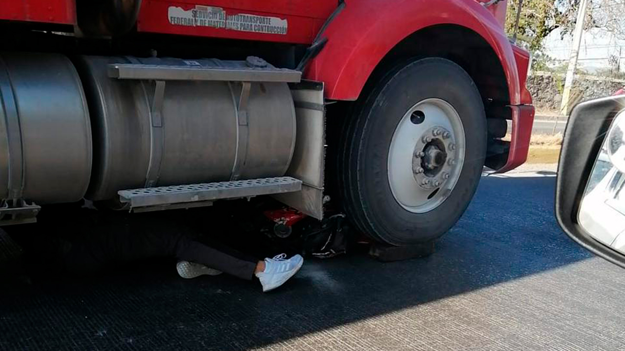 MOTOCICLISTAS TERMINARON DEBAJO DE UN CAMIÓN TRAS DERRAPAR CON SU MOTO EN JIUTEPEC