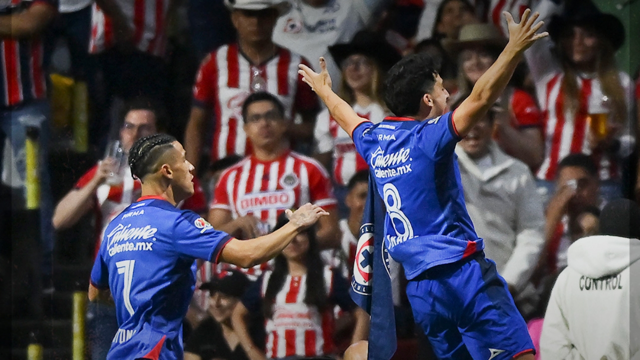 CON TODO Y “CHICHARITO” EN LA CANCHA, CHIVAS PIERDE ANTE CRUZ AZUL