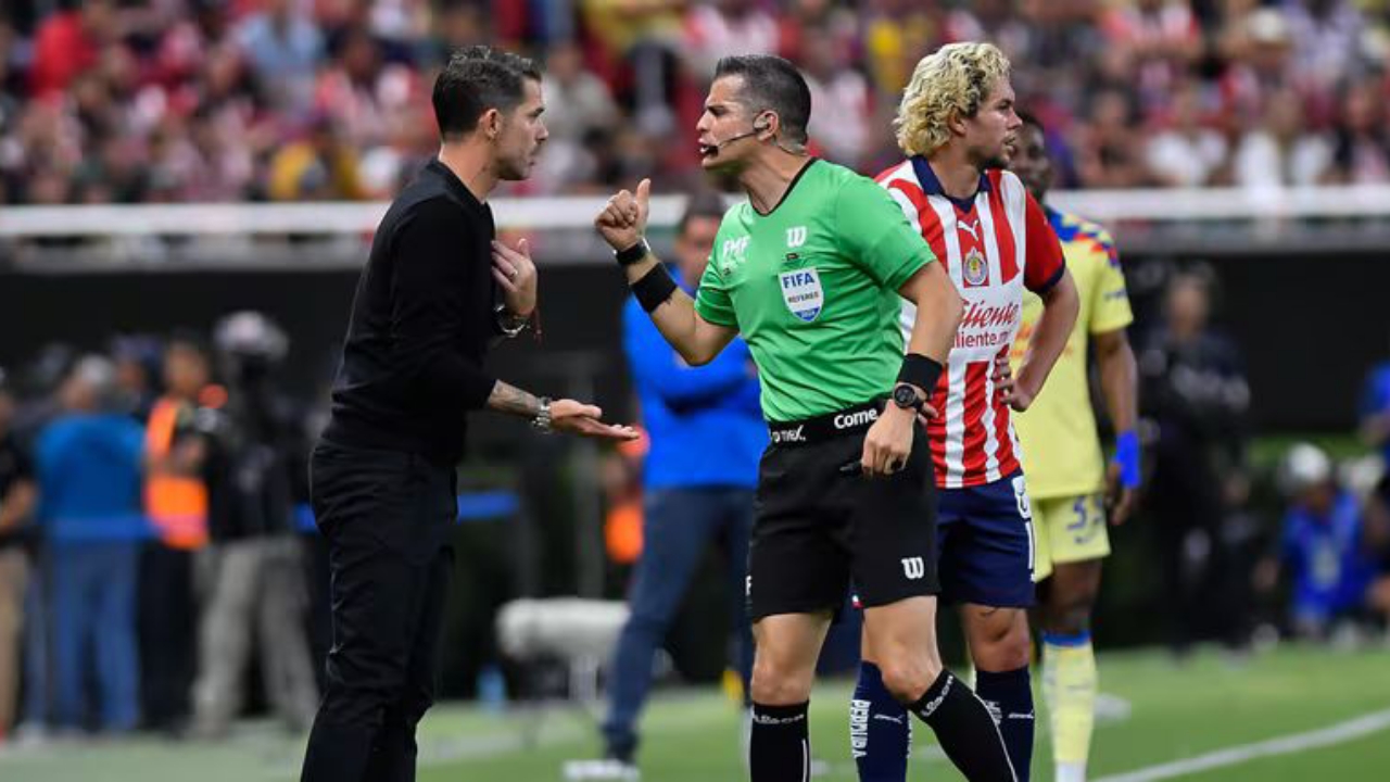 MULTAN AL TÉCNICO DE CHIVAS POR CRITICAR EL ARBITRAJE DEL CLÁSICO NACIONAL