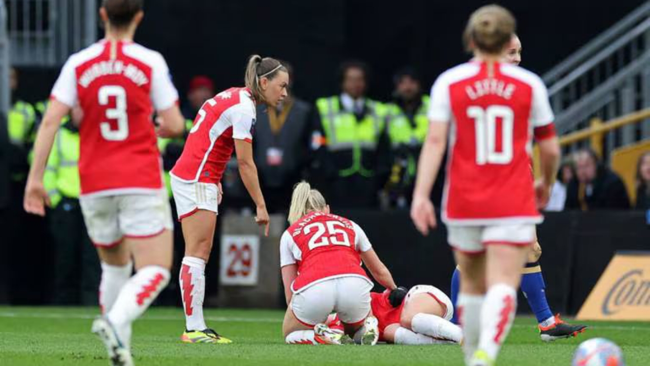 JUGADORA DEL ARSENAL SE DESMAYA EN FINAL DE LA LIGA INGLESA FEMENIL