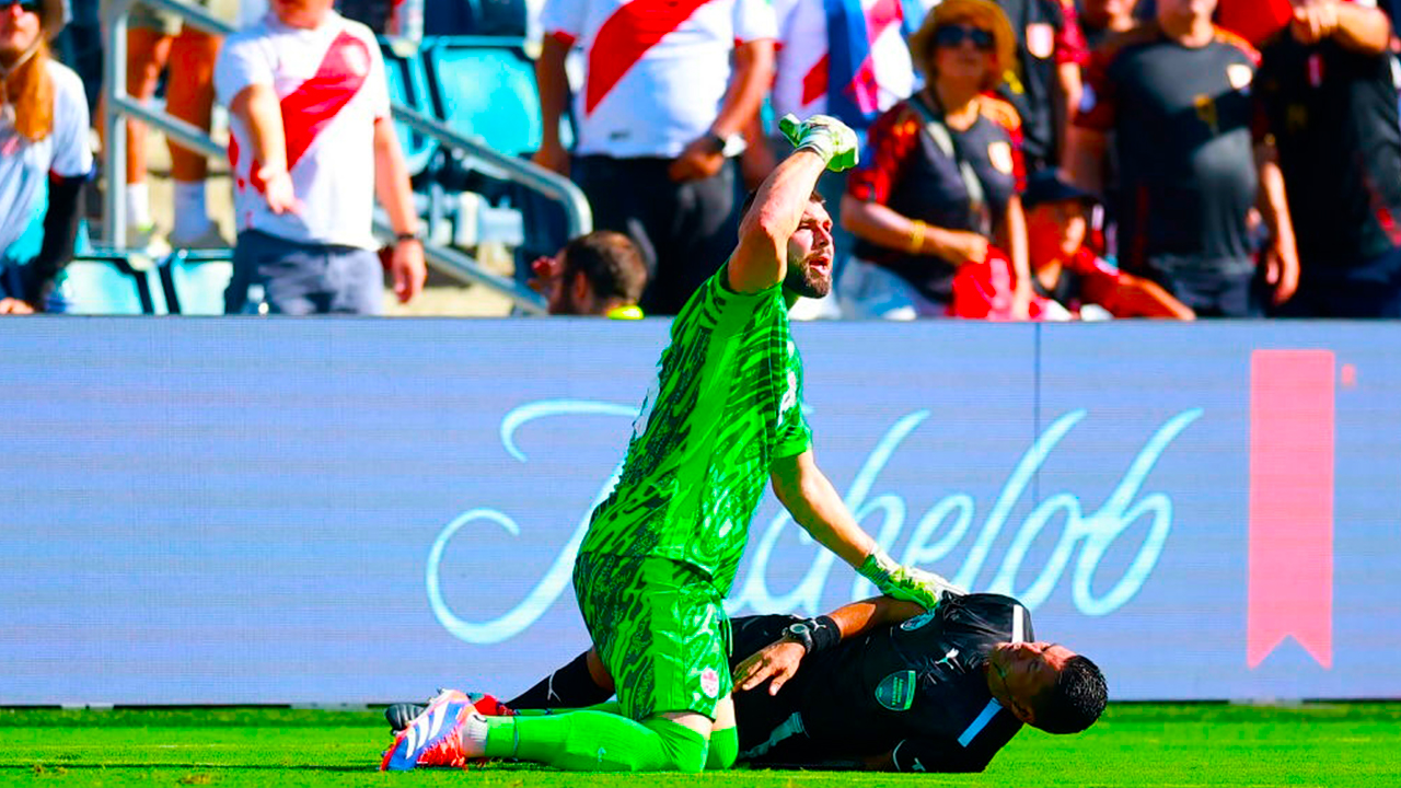 ÁRBITRO SE DESPLOMA EN PLENO PARTIDO DE LA COPA AMÉRICA (VIDEO)