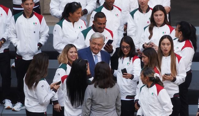 AMLO ABANDERA A ATLETAS QUE VAN A LOS JUEGOS OLÍMPICOS DE PARÍS 2024