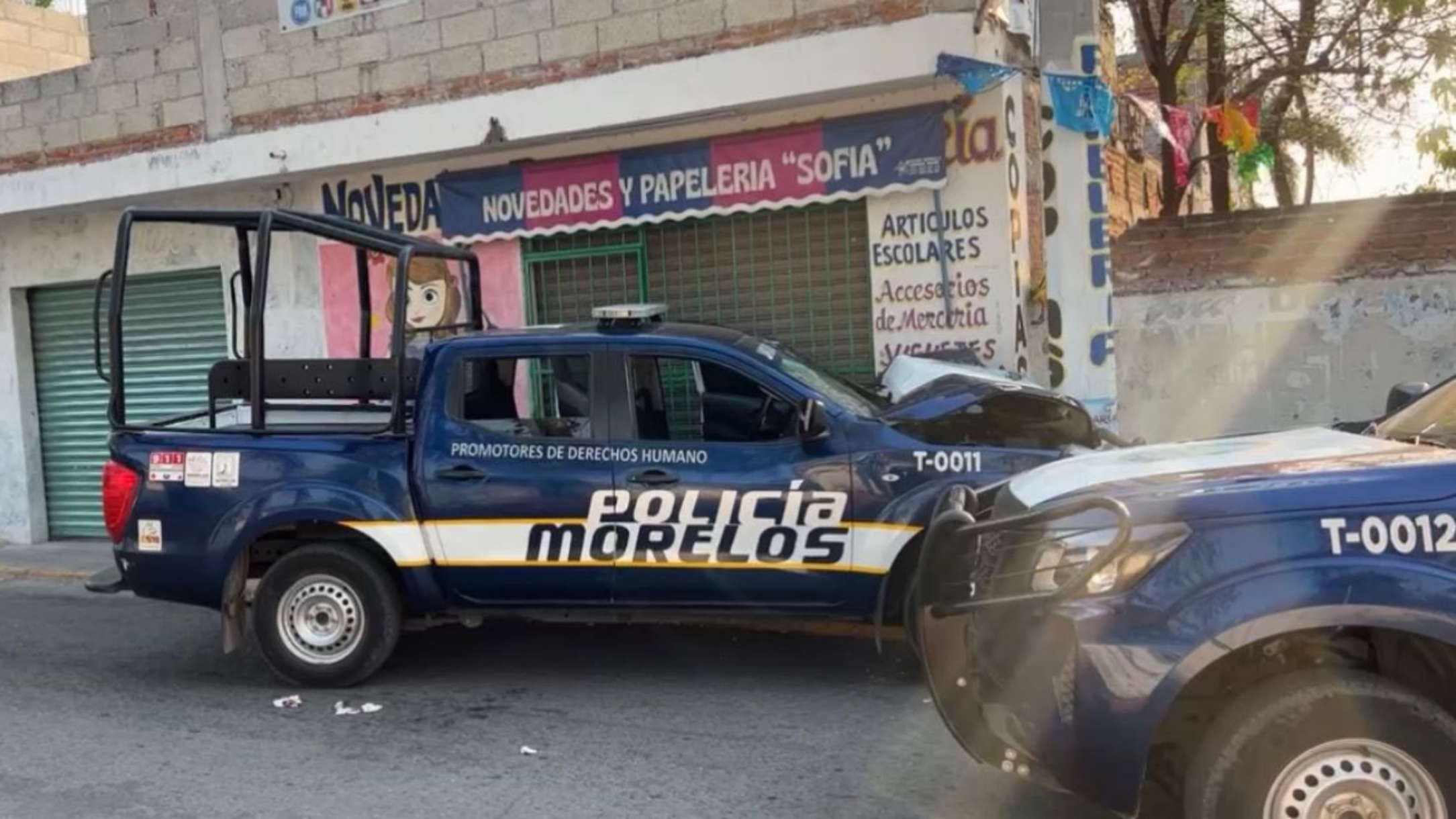 POLICÍAS DE TEMIXCO CHOCAN CONTRA UN POSTE EN LA NOPALERA