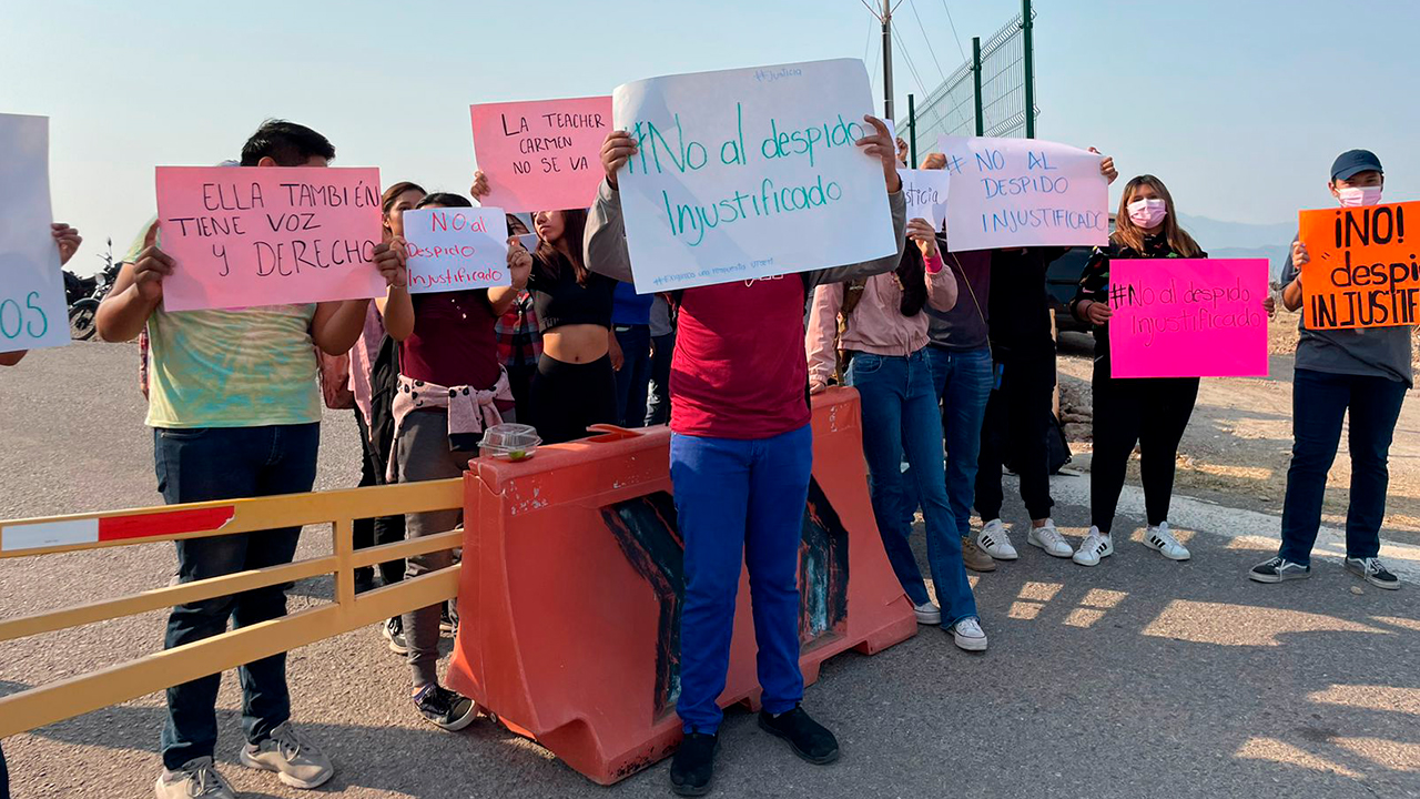 PROTESTAN ESTUDIANTES DE LA UTSEM POR DESPIDO DE PROFESORA