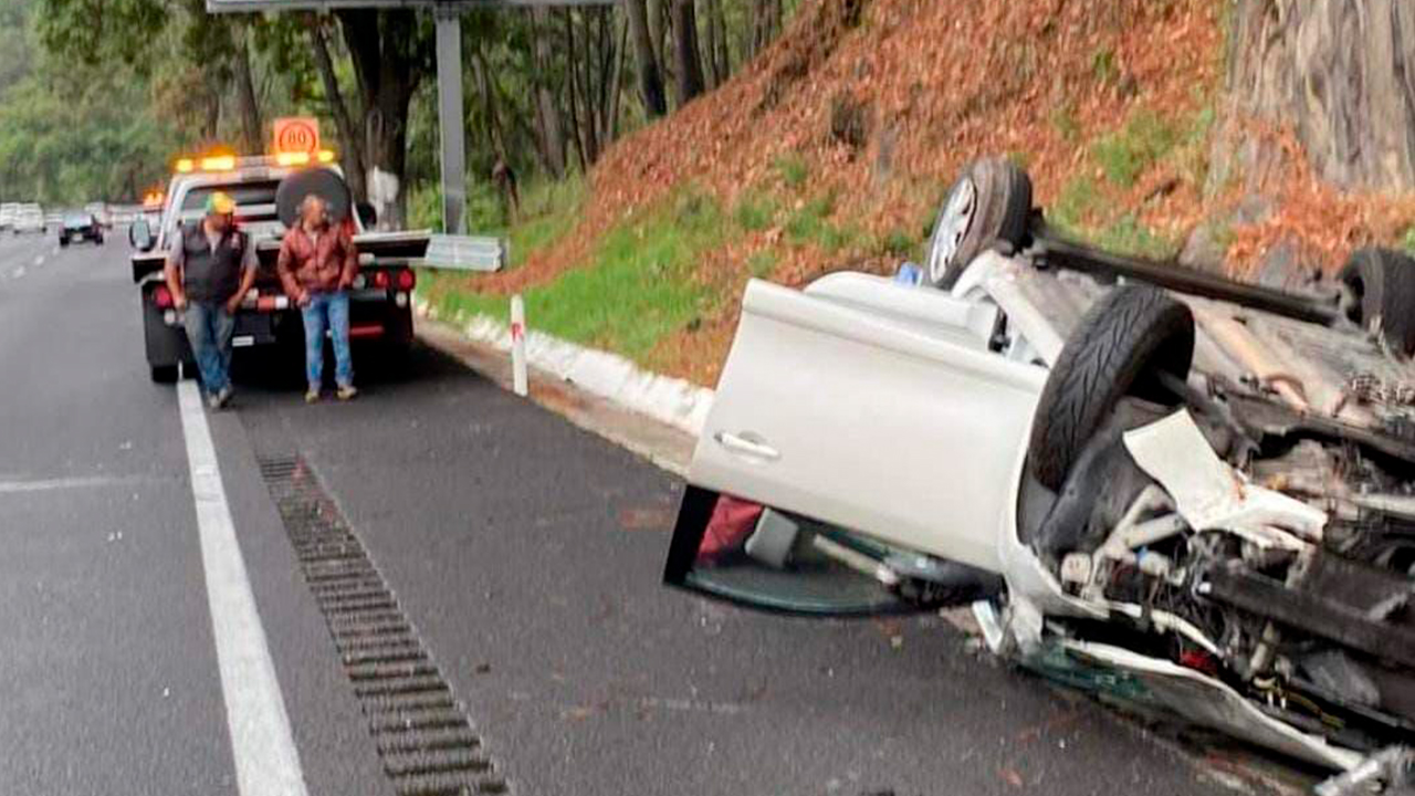 VUELCA AUTOMOVILISTA EN EL KILÓMETRO 75 DE LA AUTOPISTA MÉXICO-CUERNAVACA