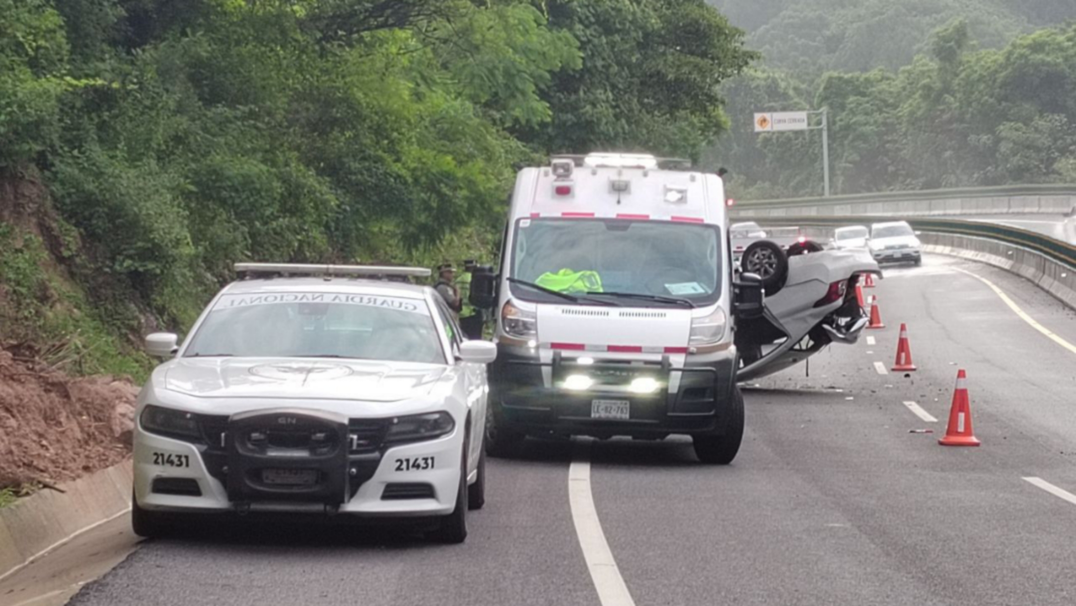 VUELCA AUTOMÓVIL EN LA PERA-CUAUTLA