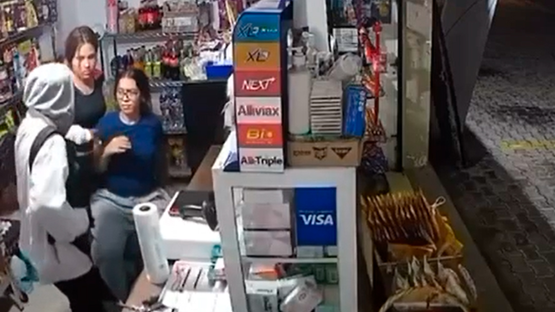 SUJETO ARMADO ASALTA A DOS MUJERES DENTRO DE UNA TIENDA EN SAN ANTÓN, CUERNAVACA