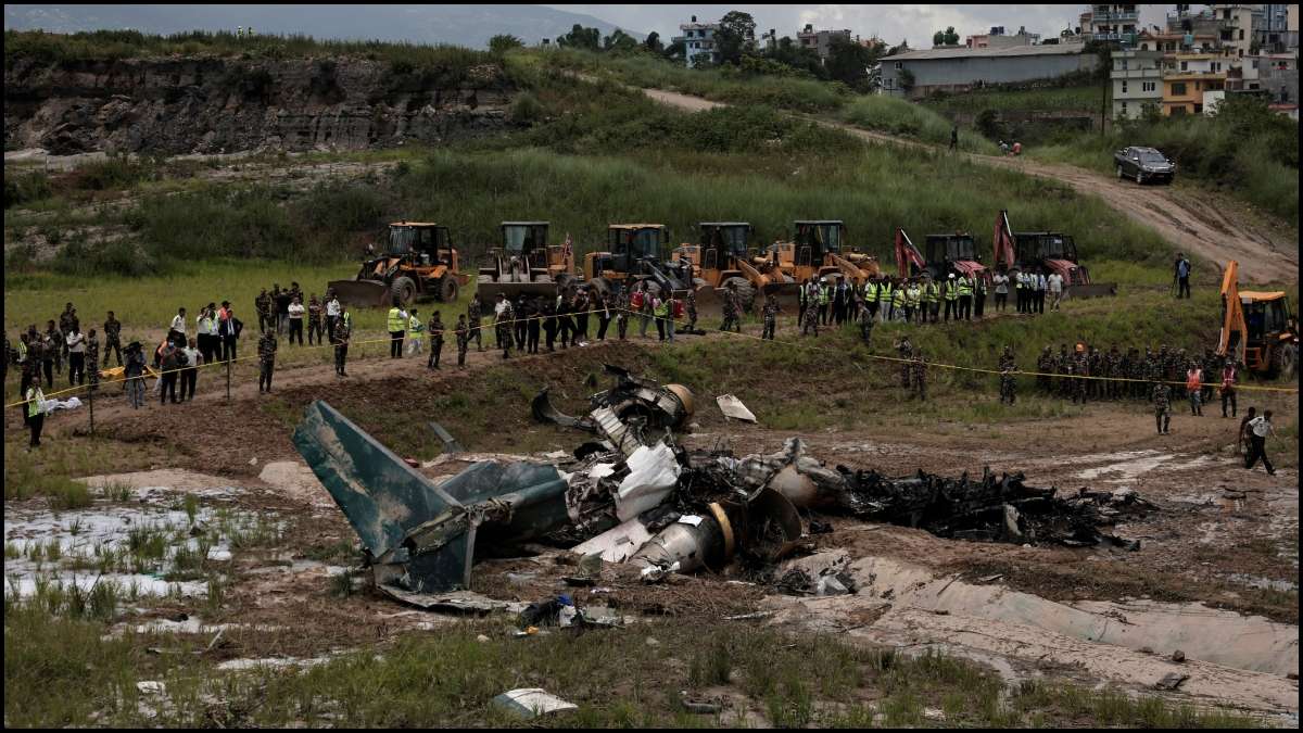 SE ESTRELLA AVIÓN EN NEPAL; DEJA 18 PERSONAS SIN VIDA