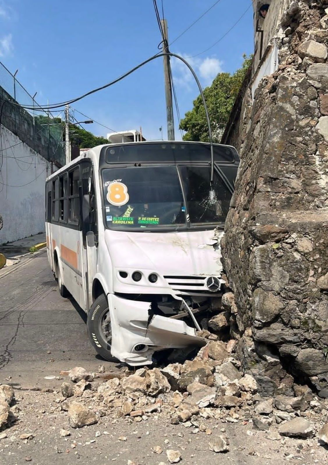 RUTA SIN FRENOS CHOCA CONTRA BARDA DEL JARDÍN BORDA EN CUERNAVACA