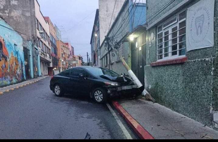 CHOCA CONTRA UN POSTE EN EL CENTRO DE CUERNAVACA Y ABANDONA SU CARRO