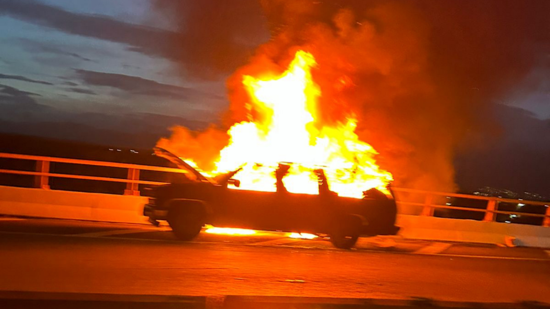 SE INCENDIA CAMIONETA DE MARIACHIS EN EL DISTRIBUIDOR VIAL PALMIRA